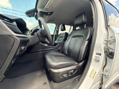 Used 2023 Jeep Grand Cherokee Limited w/ Black Appearance Package AWD/4WD image 12