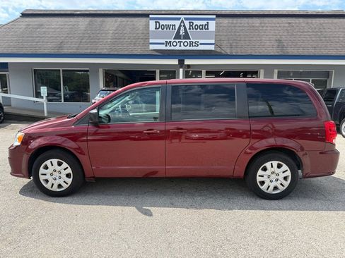 Used 2018 Dodge Grand Caravan SE w/ UConnect Hands-Free Group FWD image 2