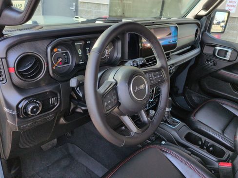 Used 2025 Jeep Wrangler Unlimited Rubicon image 10