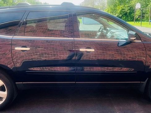 Used 2016 Chevrolet Traverse LT w/ Style and Technology Package FWD image 2