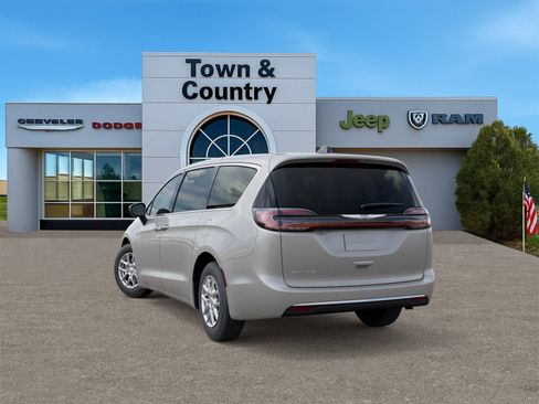 New 2026 Chrysler Pacifica Select image 3