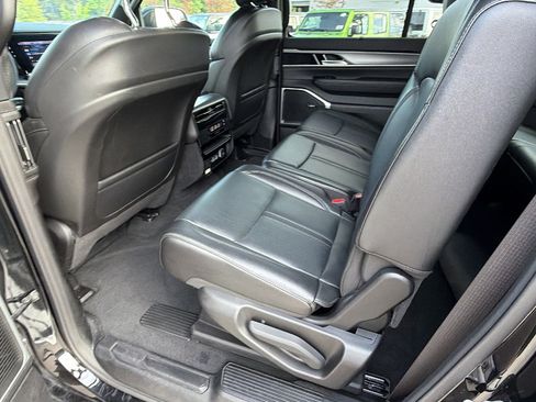 Used 2025 Jeep Wagoneer 4WD w/ Convenience Group I image 25