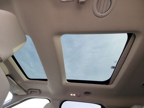 Used 2019 Ford Explorer Platinum image 11