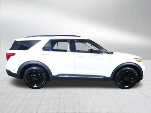 Used 2023 Ford Explorer XLT AWD/4WD image 8