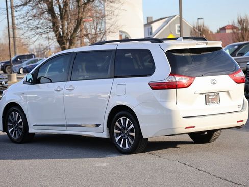 Used 2018 Toyota Sienna XLE image 2