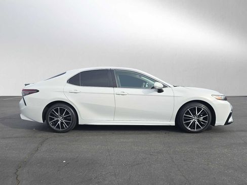 Used 2023 Toyota Camry SE image 2