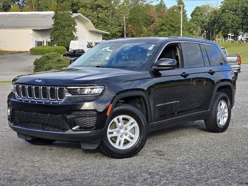 Used 2023 Jeep Grand Cherokee Laredo image 2