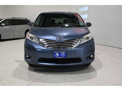 Used 2016 Toyota Sienna XLE Premium FWD image 4