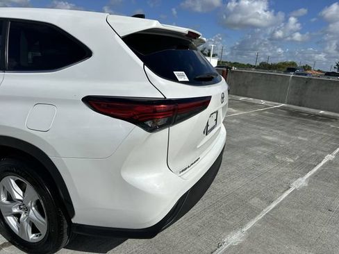 Used 2023 Toyota Highlander L FWD image 12