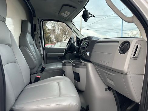 Used 2024 Ford E-350 and Econoline 350 Super Duty image 41