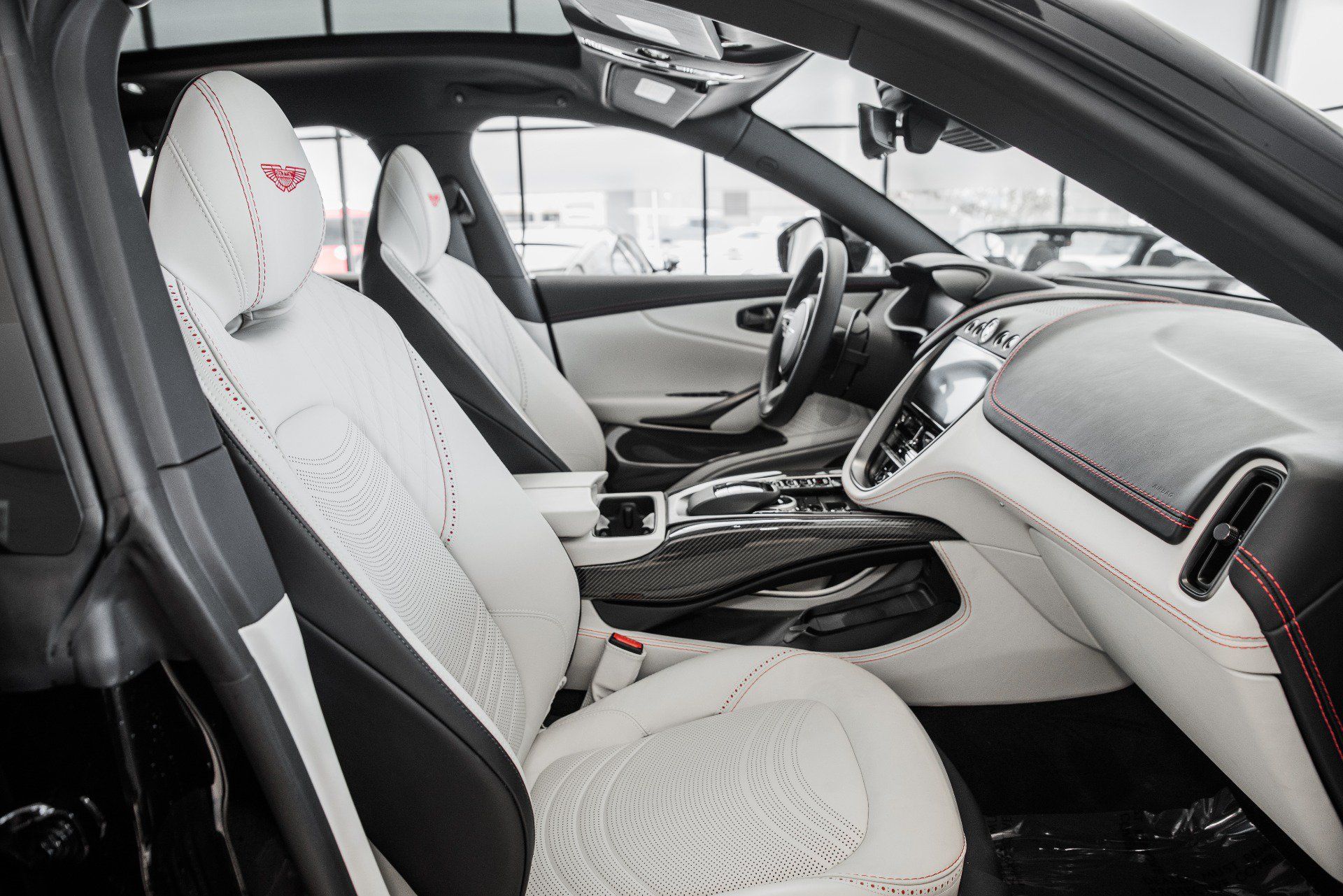 Used 2022 Aston Martin DBX AWD/4WD image 19