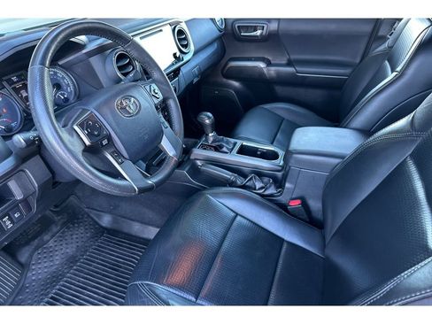 Used 2018 Toyota Tacoma TRD Sport w/ TRD Premium Sport Package image 10