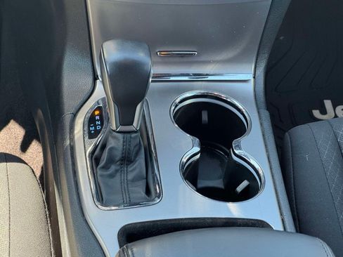 Used 2019 Jeep Grand Cherokee Laredo w/ Security & Convenience Group AWD/4WD image 28