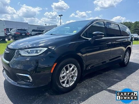 Used 2025 Chrysler Pacifica Select FWD image 4