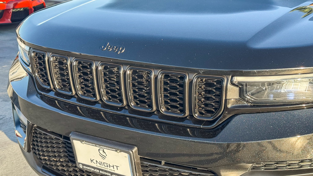 Used 2025 Jeep Grand Cherokee Altitude AWD/4WD image 6