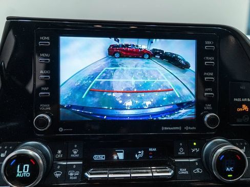 Used 2022 Toyota Highlander XLE AWD/4WD image 29