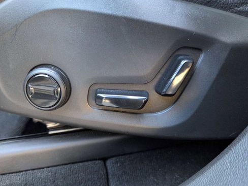 Used 2021 Volvo XC60 T6 Momentum w/ Premium Package AWD/4WD image 17