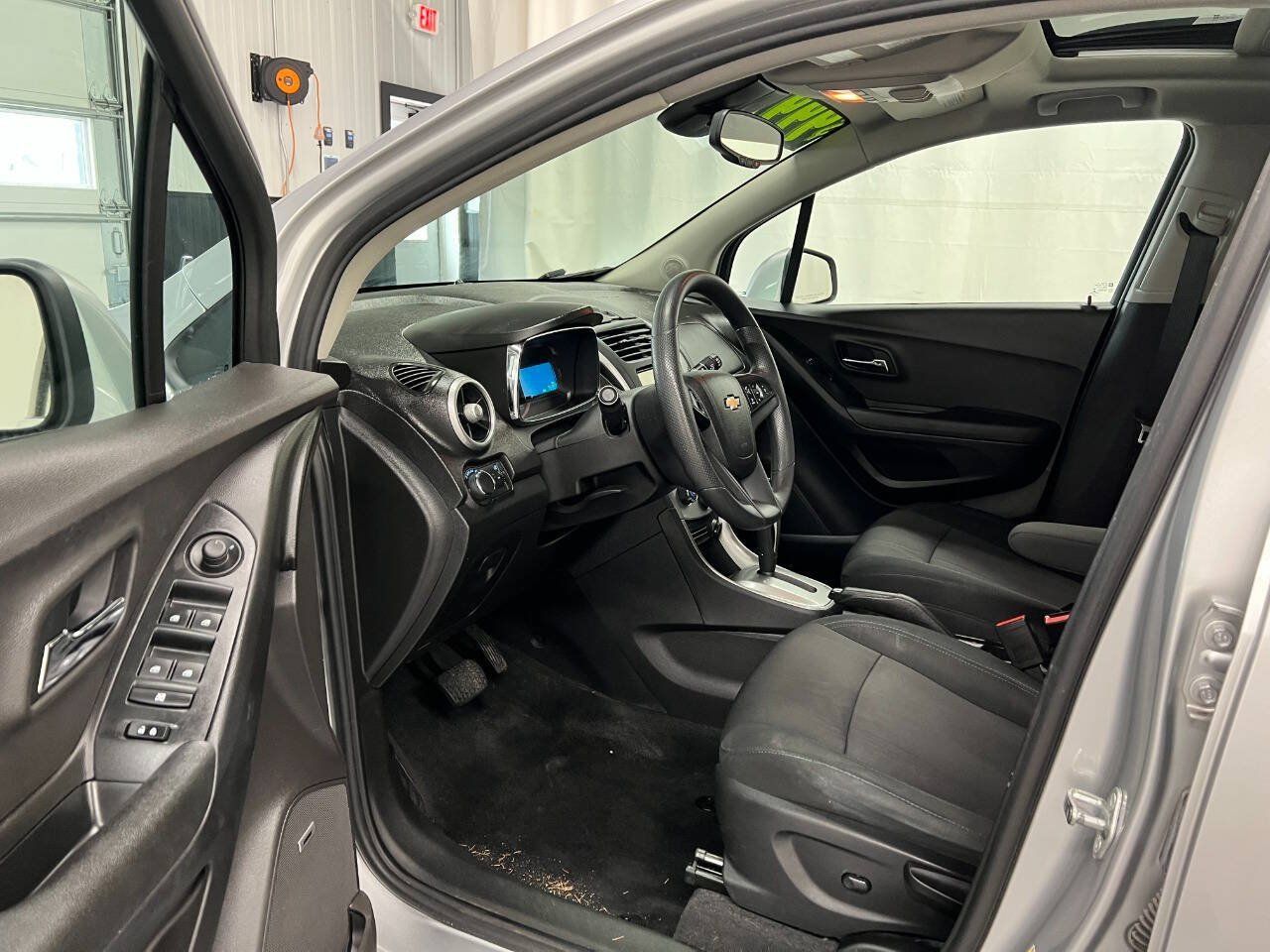Used 2016 Chevrolet Trax LT w/ LT Sun and Sound Package FWD image 7