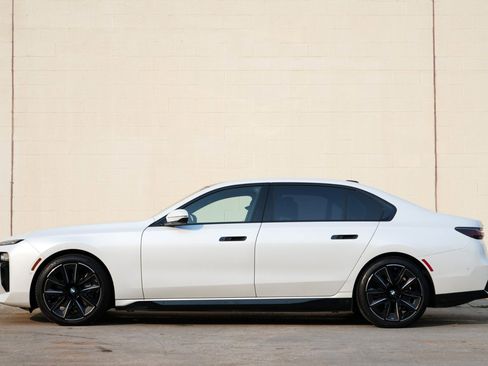 Used 2023 BMW i7 xDrive60 w/ Executive Package 2 AWD/4WD image 9