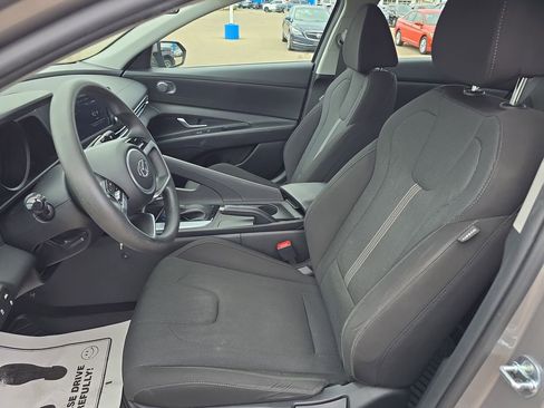 Used 2023 Hyundai Elantra SE w/ Winter Weather Package image 21