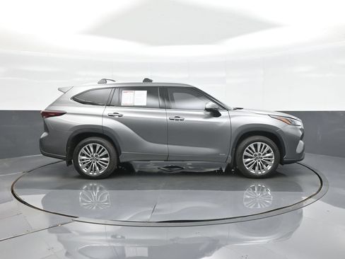 Certified 2026 Toyota Highlander Platinum AWD/4WD image 8