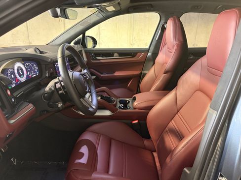 Certified 2026 Porsche Cayenne Turbo AWD/4WD image 4