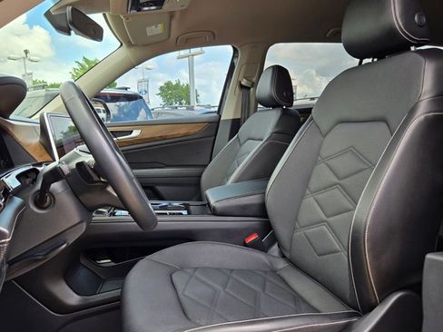 Used 2024 Volkswagen Atlas SE w/ Black Wheel Package FWD image 11