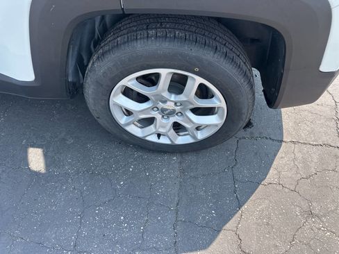 Used 2018 Jeep Renegade Latitude w/ Cold Weather Group image 5