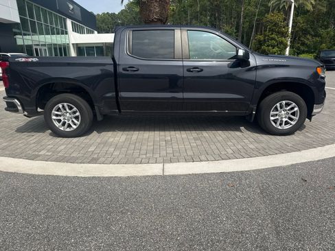 Used 2022 Chevrolet Silverado 1500 LT AWD/4WD image 5