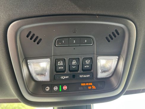 Used 2023 Chevrolet Traverse RS AWD/4WD image 36