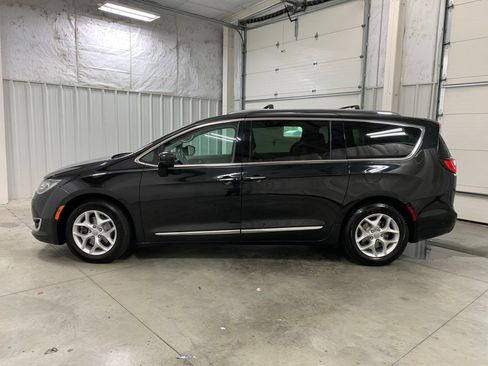 Used 2018 Chrysler Pacifica Touring-L w/ Tire & Wheel Group FWD image 23