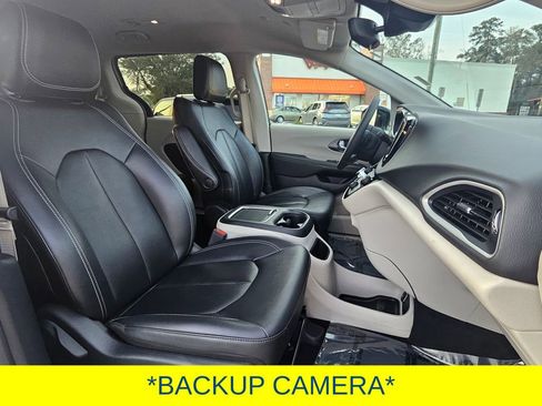 Used 2024 Chrysler Pacifica Touring-L image 8