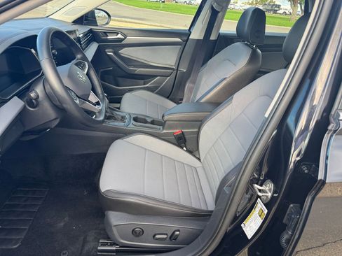 Used 2025 Volkswagen Jetta SE image 27