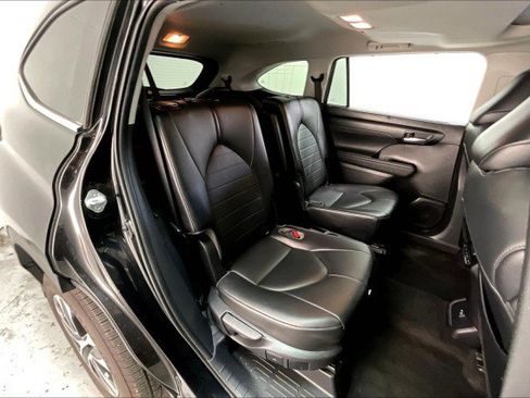 Used 2021 Toyota Highlander XLE image 27