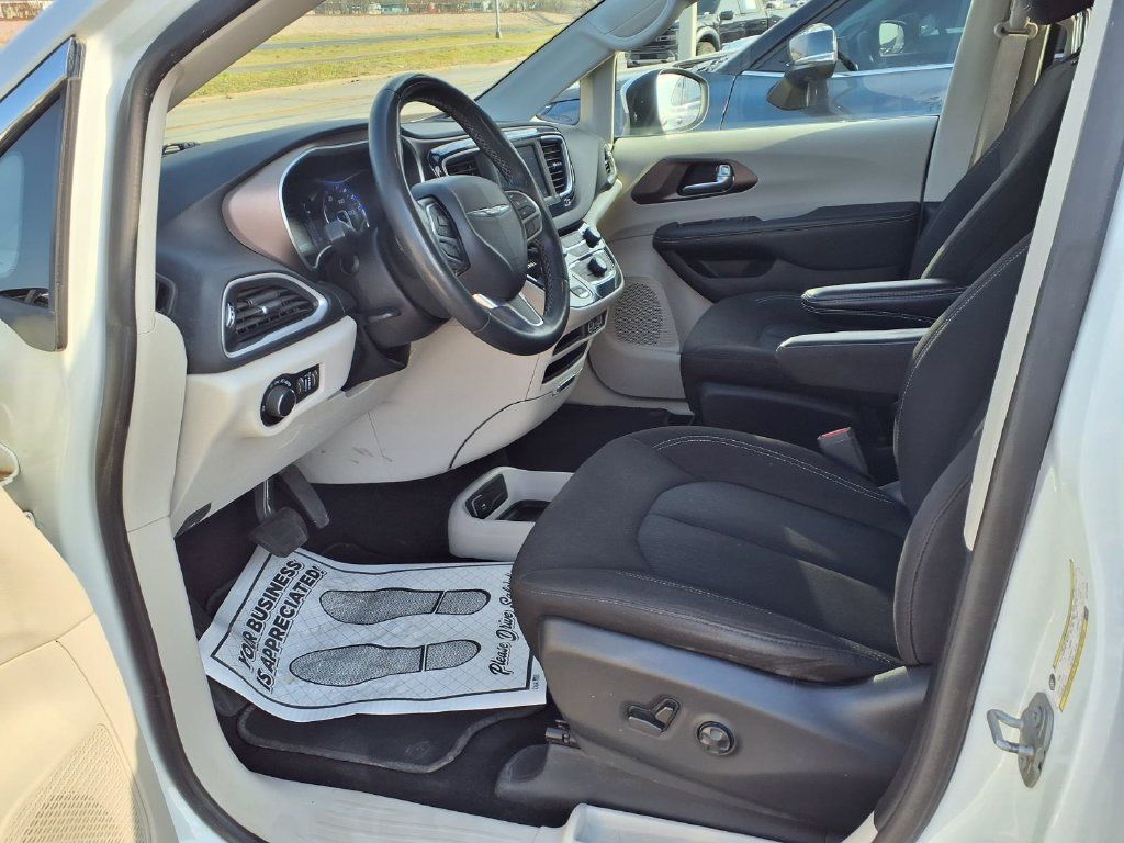 Used 2022 Chrysler Voyager LX FWD image 15