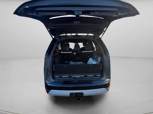 Used 2023 Land Rover Discovery Metropolitan Edition image 25