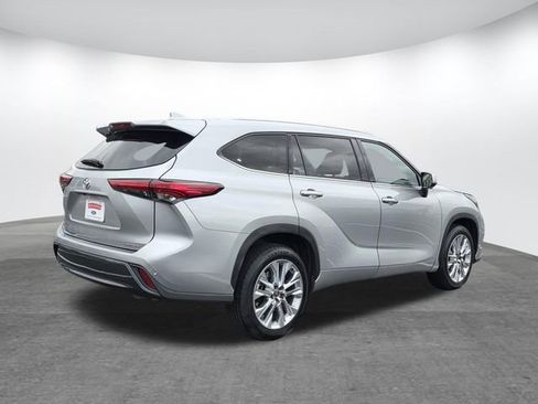 Used 2023 Toyota Highlander Limited FWD image 4