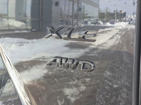 Used 2022 Toyota Corolla Cross XLE image 12