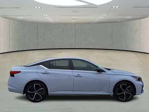 Used 2025 Nissan Altima 2.5 SR image 6