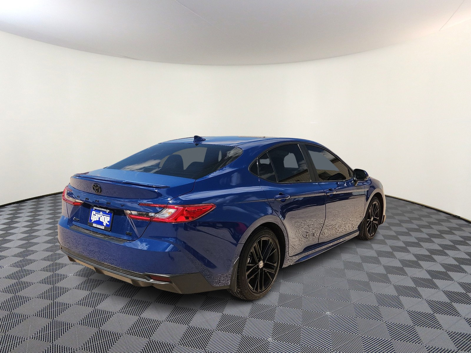 Used 2025 Toyota Camry SE w/ Convenience Package FWD image 4