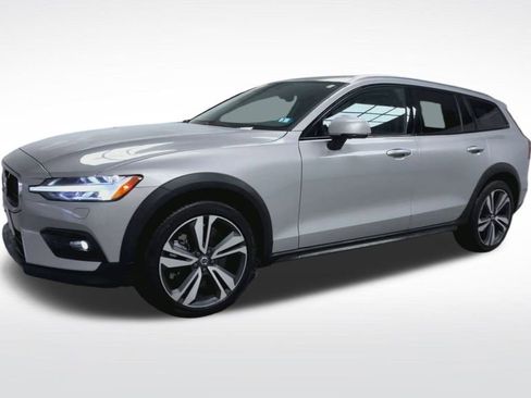 Used 2025 Volvo V60 B5 Cross Country Plus image 20