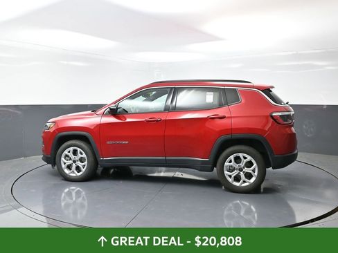 Used 2025 Jeep Compass Latitude image 11