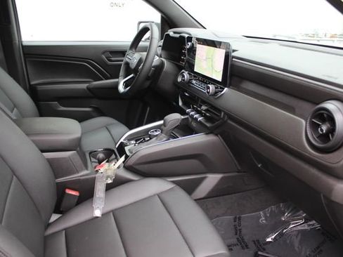 Used 2025 Chevrolet Colorado Trail Boss AWD/4WD image 34