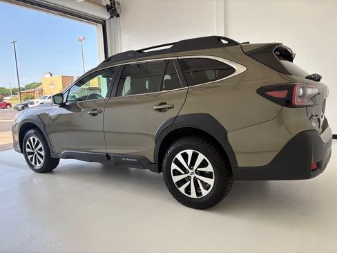 Used 2025 Subaru Outback Premium AWD/4WD image 16
