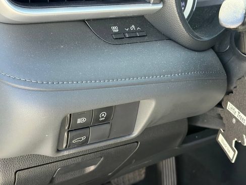 Used 2023 Toyota Highlander LE AWD/4WD image 8
