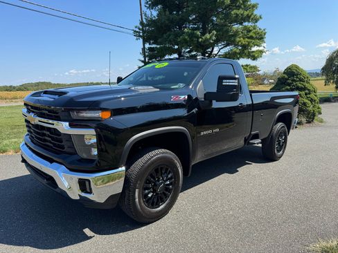 Used 2025 Chevrolet Silverado 3500 LT w/ Convenience Package image 2