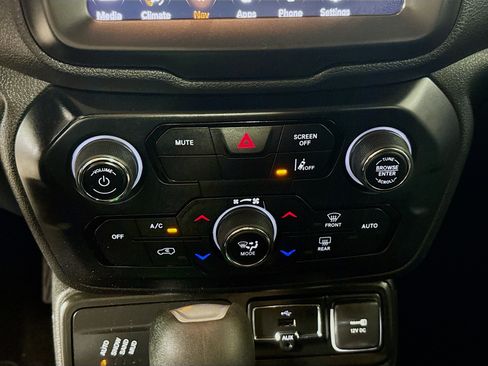 Used 2022 Jeep Renegade Latitude AWD/4WD image 19