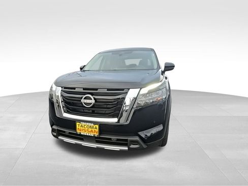 New 2025 Nissan Pathfinder SL image 3