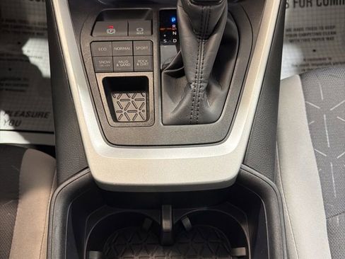 Used 2025 Toyota RAV4 XLE AWD/4WD image 32