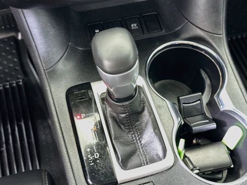 Used 2019 Toyota Highlander XLE AWD/4WD image 25